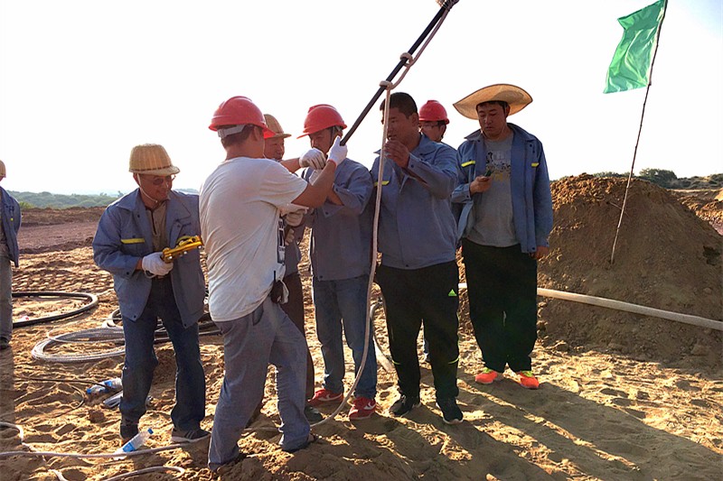 1471332611936173SLFn.jpg 廠區主干道敷設電纜.jpg