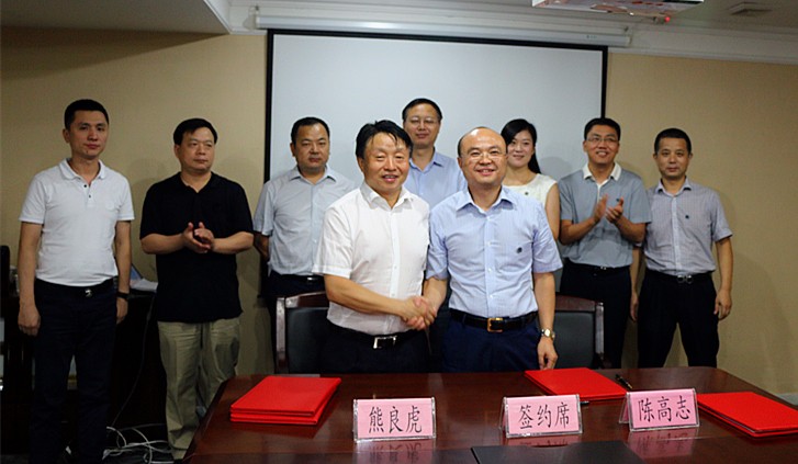 14713333456336597gL8.jpg 熊良虎代表集團(tuán)與億杰集團(tuán)董事長陳高志簽訂戰(zhàn)略合作協(xié)議.jpg